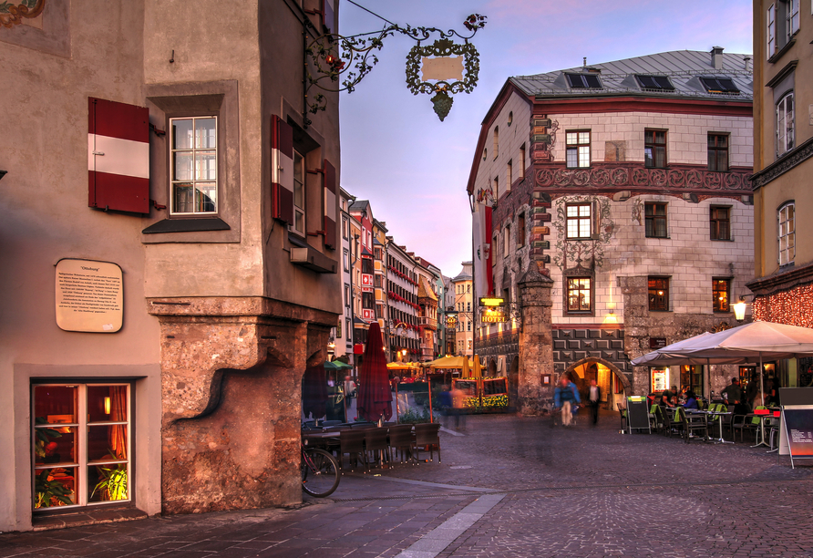 Schlendern Sie durch die charmanten Gassen des historischen Zentrums von Innsbruck.