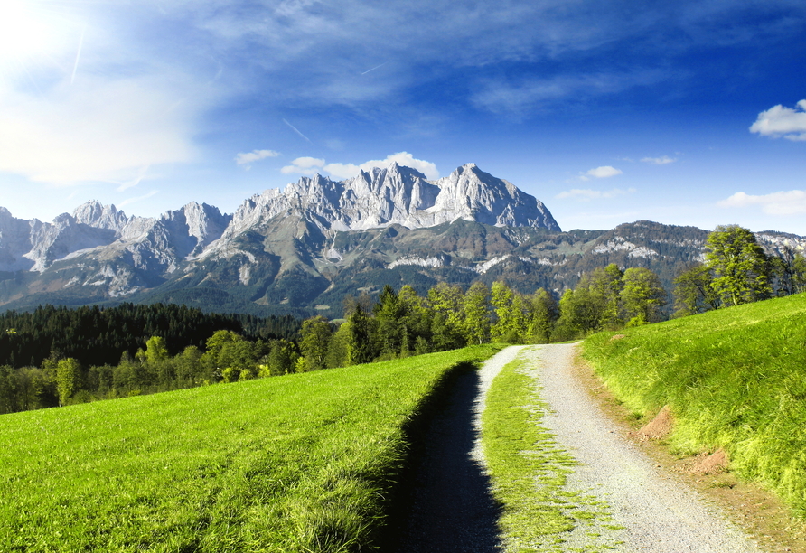 Zahlreiche Almhütten laden zur Stärkung mit regionalen Köstlichkeiten ein.