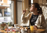 Starten Sie mit einem ausgiebigen Frühstück gut gestärkt in den Tag.