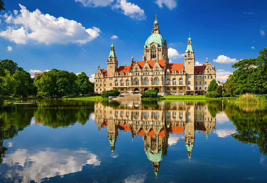 Das Rathaus am Maschteich ist einen Besuch wert.