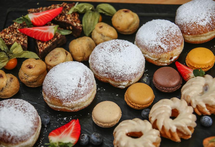 Ein reichhaltiges Frühstück im Hotel stärkt Sie für einen Tag voller Abenteuer.