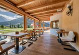 Die weitläufigen Panoramafenster bieten einen freien Blick auf die beeindruckende Alpenlandschaft.