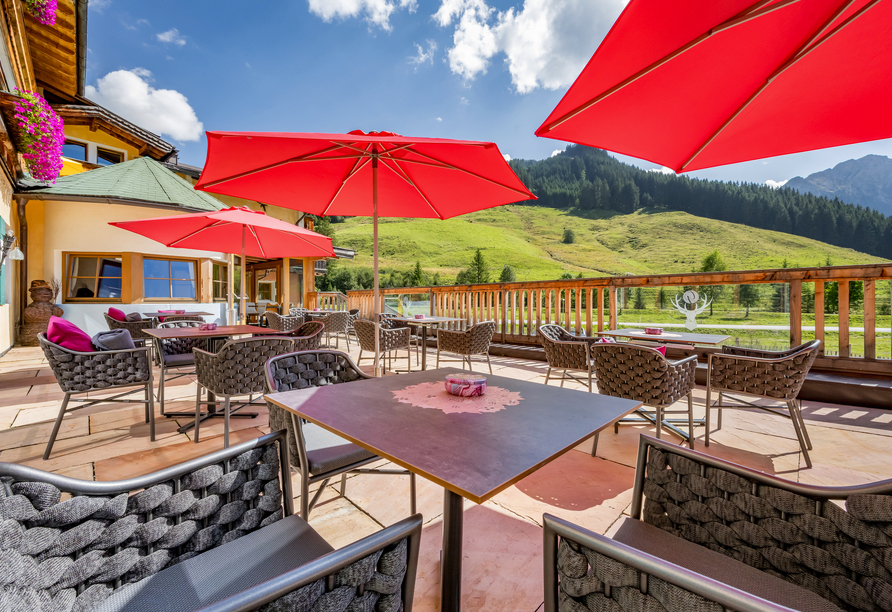 Lassen Sie sich von der atemberaubenden Aussicht auf der Terrasse Ihres Hotels verzaubern.