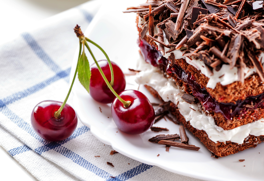 Freuen Sie sich auf ein Stück der regionalen Schwarzwälder Kirschtorte!