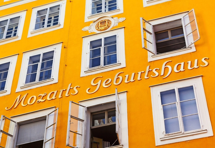 Das Geburtshaus des Komponisten Mozart in Salzburg sollten Sie gesehen haben.