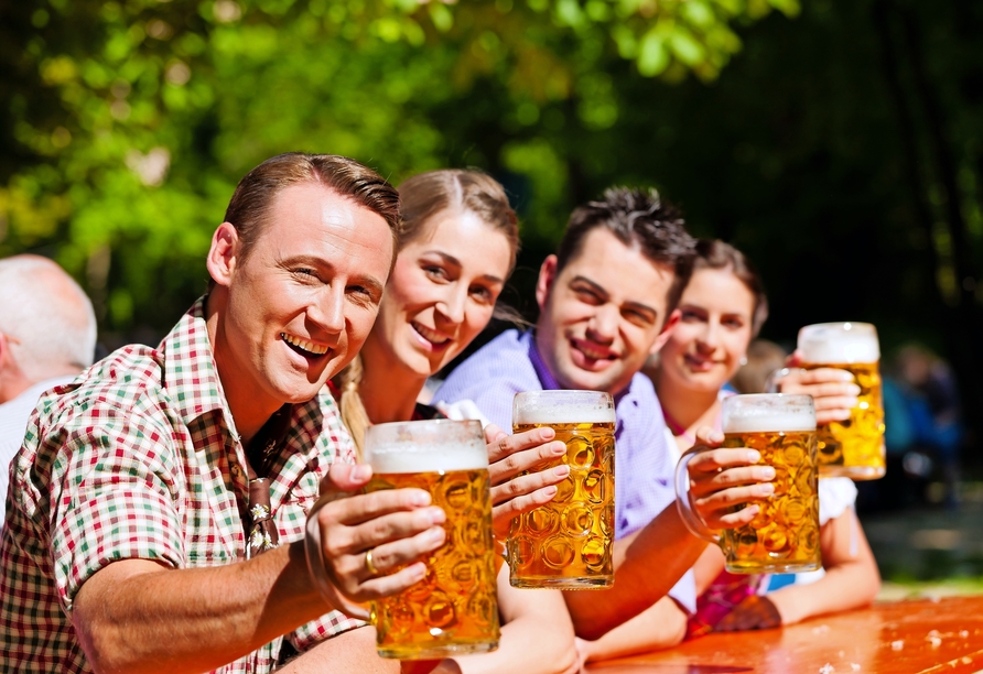 Genießen Sie ein kühles Bier im hauseigenen Biergarten.